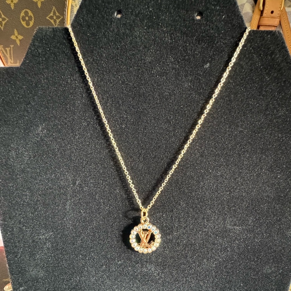 IRIDESCENT LOUIS VUITTON NECKLACE - Picture 2 of 5